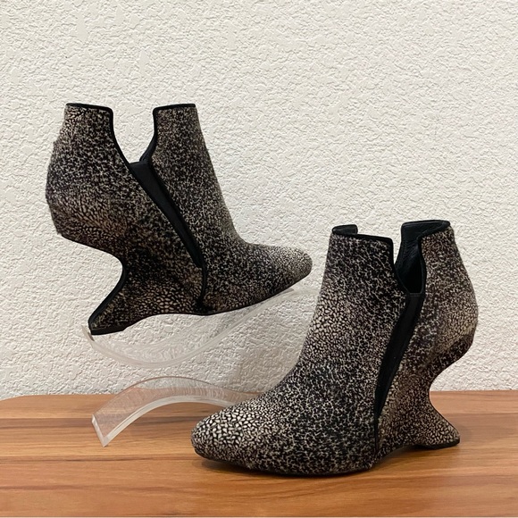 STUART WEITZMAN Dyed Calf Fur Hair Spliced Cavalino Curved Wedge Booties Size 8 - Picture 2 of 16